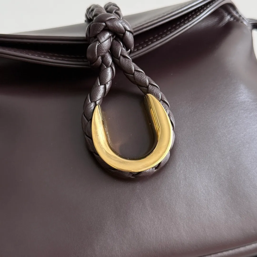 Batch 1520 BOTTEGA VENETA 2025 women's mini LIBERTA crossbody bag, the smallest size is shipped! ! Summer is here, how can you go out and play without a small bag? The "Freedom" series has the advantage of not being picky about seasons. I really like it. A small bag with a generous temperament is an indispensable item for every girl to perfectly adapt to the variety of summer outfits. The high-quality leather reveals a delicate luster. The U-shaped high-quality hardware design is enlarged in this size, which is the finishing touch. Whether it is attending a banquet or daily travel, it can show off the taste. Style No.: 826147 Size: 24*15.5*5cm